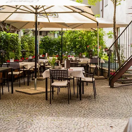 לינה וארוחת בוקר Roessl Bianco B&b&b מראנו